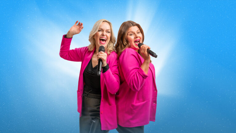 Kuumia aaltoja näyttelijät Anu Sinisalo ja Maarit Poussa pinkeissä takeissa laulamassa karaokea.
